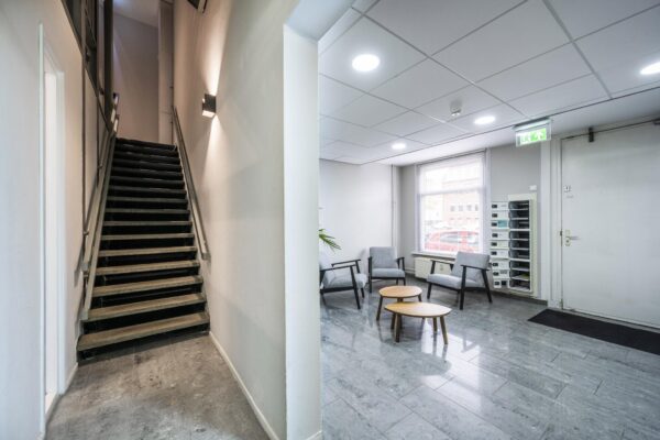 Moderne entreehal aan de Nieuwe Gracht met zitgedeelte, postvakken en trap naar boven.